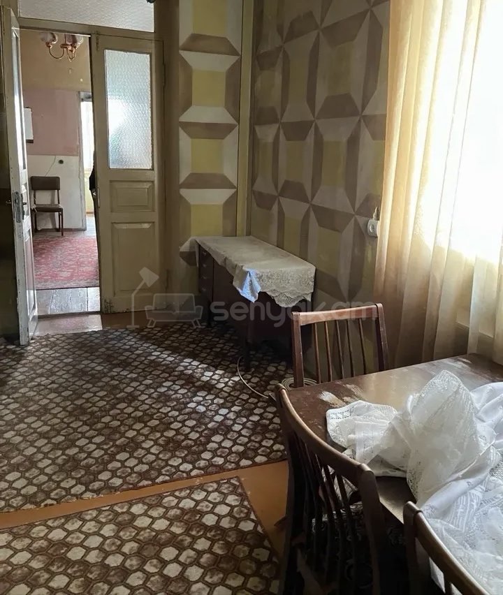 3 Սենյականոց Բնակարան Քարե Շենքում, 45քմ, 3/5 հարկ, Նորմալ Վիճակում, Կահավորված, Արևկող