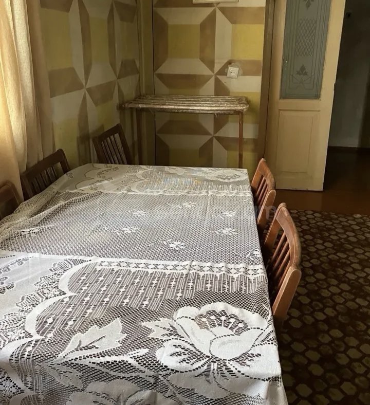 3 Սենյականոց Բնակարան Քարե Շենքում, 45քմ, 3/5 հարկ, Նորմալ Վիճակում, Կահավորված, Արևկող
