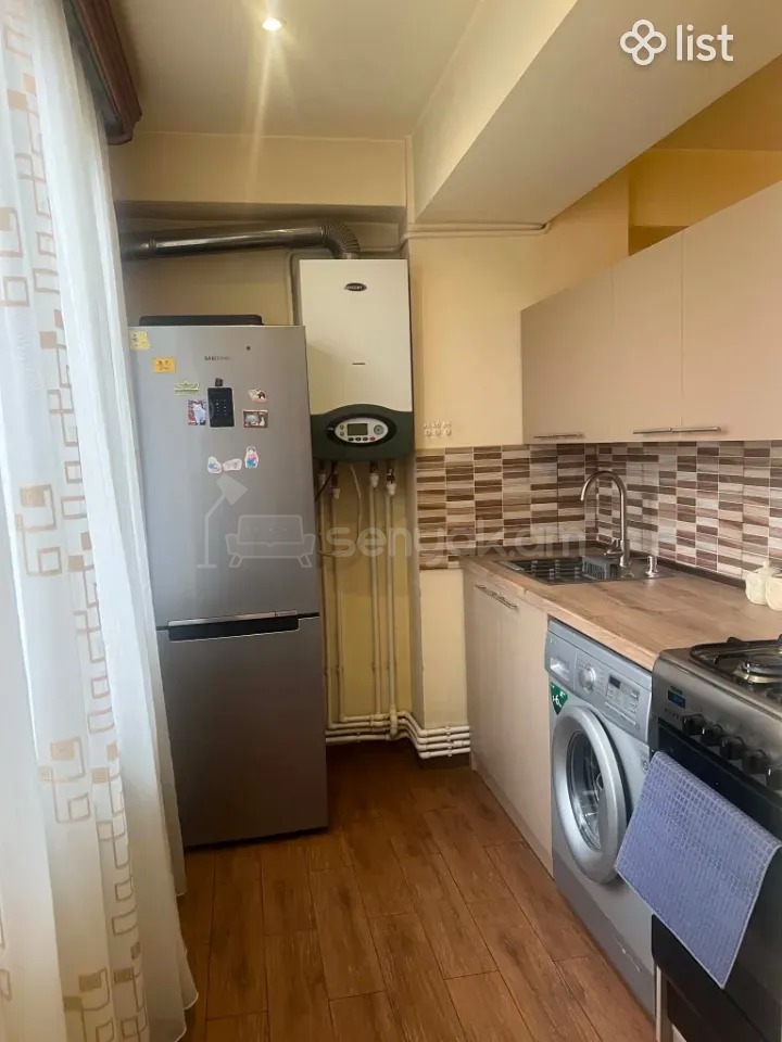 1 Սենյականոց Բնակարան Քարե Շենքում, 51քմ, 3/5 հարկ, Նորմալ Վիճակում, Կահավորված, Արևկող