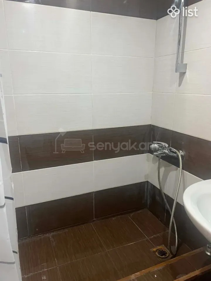 1 Սենյականոց Բնակարան Քարե Շենքում, 51քմ, 3/5 հարկ, Նորմալ Վիճակում, Կահավորված, Արևկող