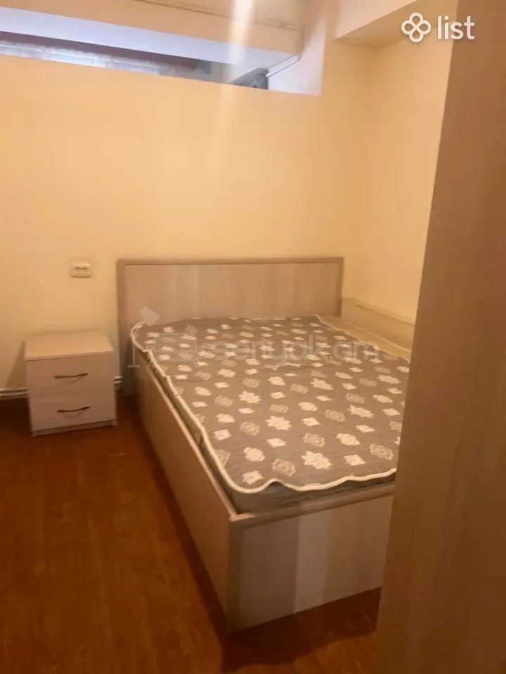 1 Սենյականոց Բնակարան Քարե Շենքում, 51քմ, 3/5 հարկ, Նորմալ Վիճակում, Կահավորված, Արևկող