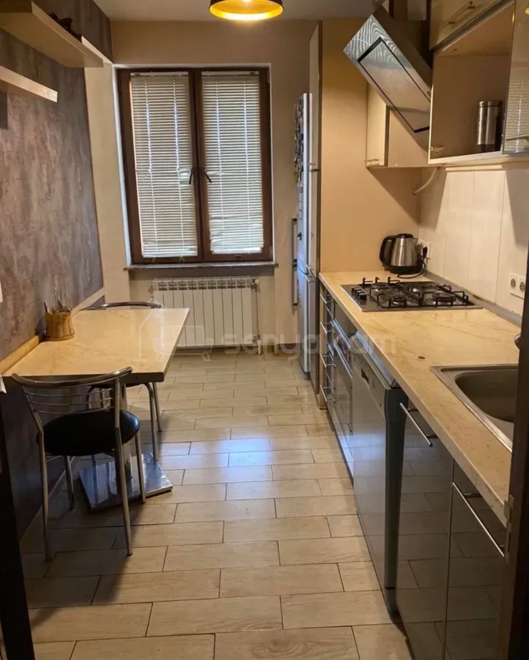 4 Սենյականոց Բնակարան Քարե Շենքում, 90քմ, 5/5 հարկ, Կապիտալ Վերանորոգված