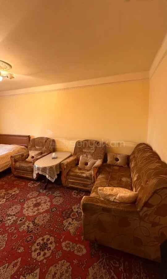 1 Սենյականոց Բնակարան Քարե Շենքում, 40քմ, 2/5 հարկ, Նորմալ Վիճակում, Կահավորված