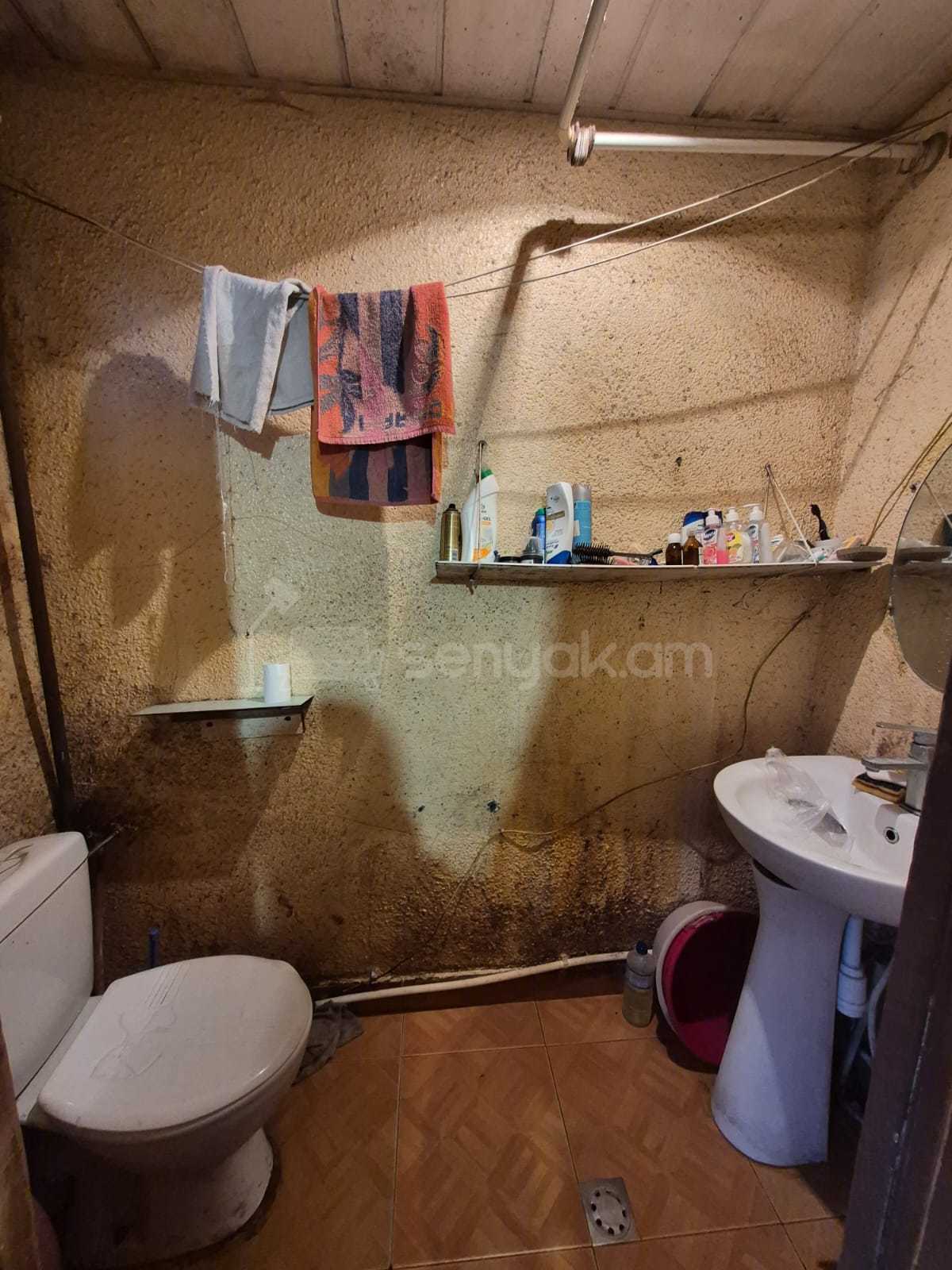 2 Սենյականոց Բնակարան Քարե Շենքում, 33քմ, 1/5 հարկ, Պետական Վիճակում