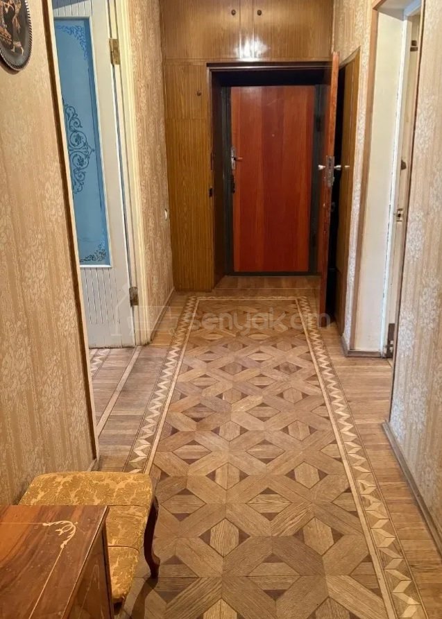 3 Սենյականոց Բնակարան Քարե Շենքում, 130քմ, 3/5 հարկ, Նորմալ Վիճակում