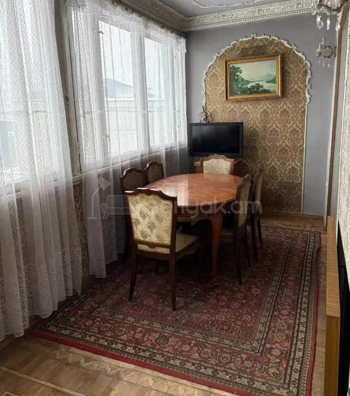 3 Սենյականոց Բնակարան Քարե Շենքում, 130քմ, 3/5 հարկ, Նորմալ Վիճակում