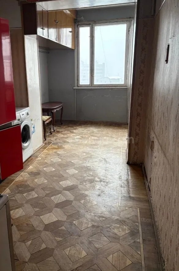 3 Սենյականոց Բնակարան Քարե Շենքում, 130քմ, 3/5 հարկ, Նորմալ Վիճակում