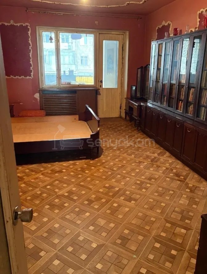 3 Սենյականոց Բնակարան Քարե Շենքում, 130քմ, 3/5 հարկ, Նորմալ Վիճակում