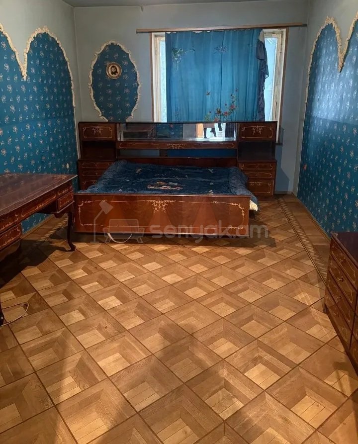 3 Սենյականոց Բնակարան Քարե Շենքում, 130քմ, 3/5 հարկ, Նորմալ Վիճակում