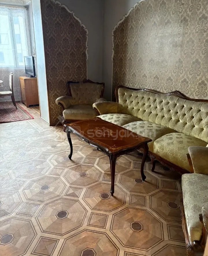 3 Սենյականոց Բնակարան Քարե Շենքում, 130քմ, 3/5 հարկ, Նորմալ Վիճակում