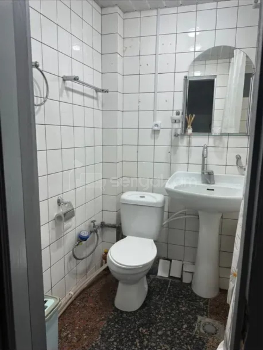 2 Սենյականոց Բնակարան Քարե Շենքում, 64քմ, 4/5 հարկ, Նորմալ Վիճակում, Կահավորված, Արևկող