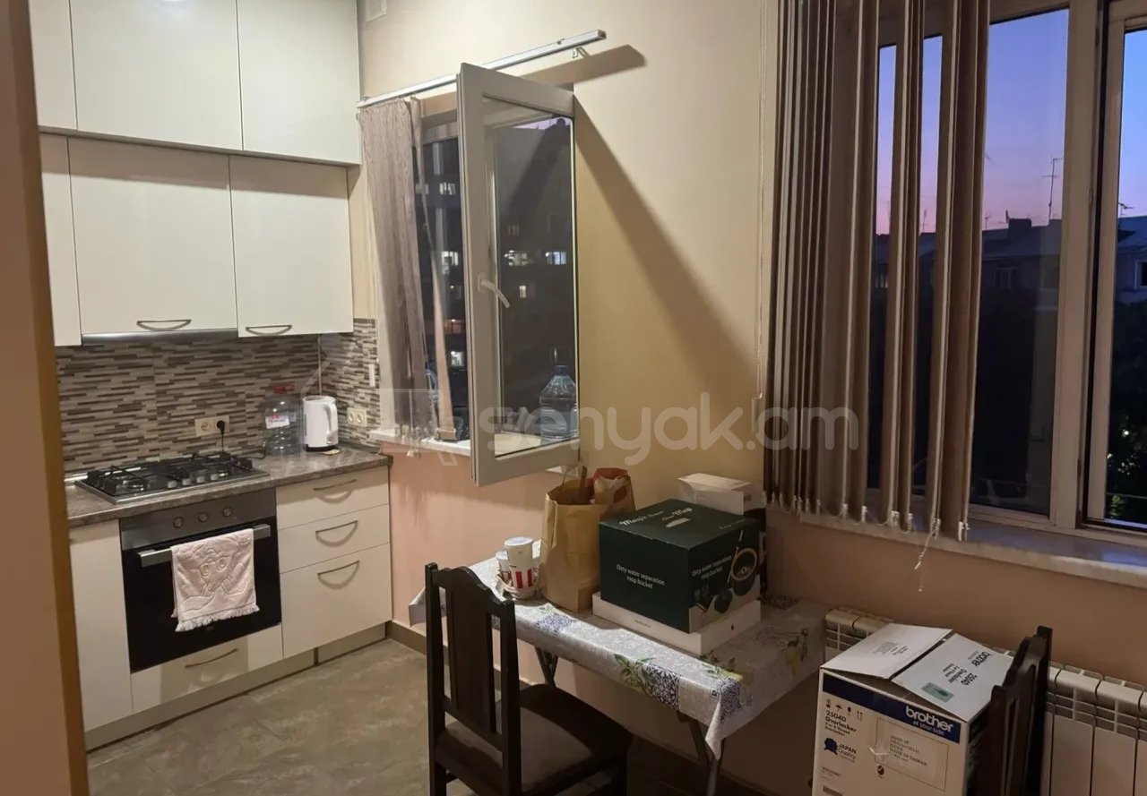 2 Սենյականոց Բնակարան Քարե Շենքում, 65քմ, 4/5 հարկ, Նորմալ Վիճակում, Կահավորված