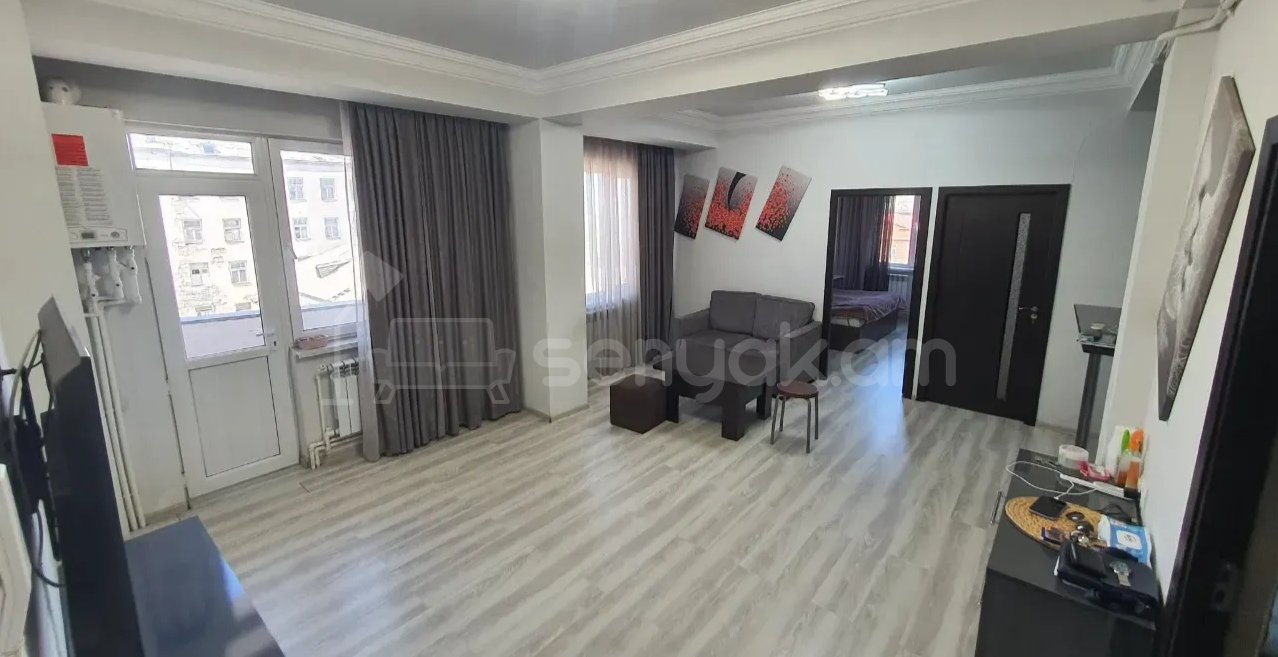 3 Սենյականոց Բնակարան Քարե Շենքում, 70քմ, 3/5 հարկ, Նորմալ Վիճակում, Կահավորված