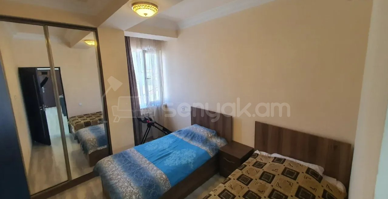 3 Սենյականոց Բնակարան Քարե Շենքում, 70քմ, 3/5 հարկ, Նորմալ Վիճակում, Կահավորված