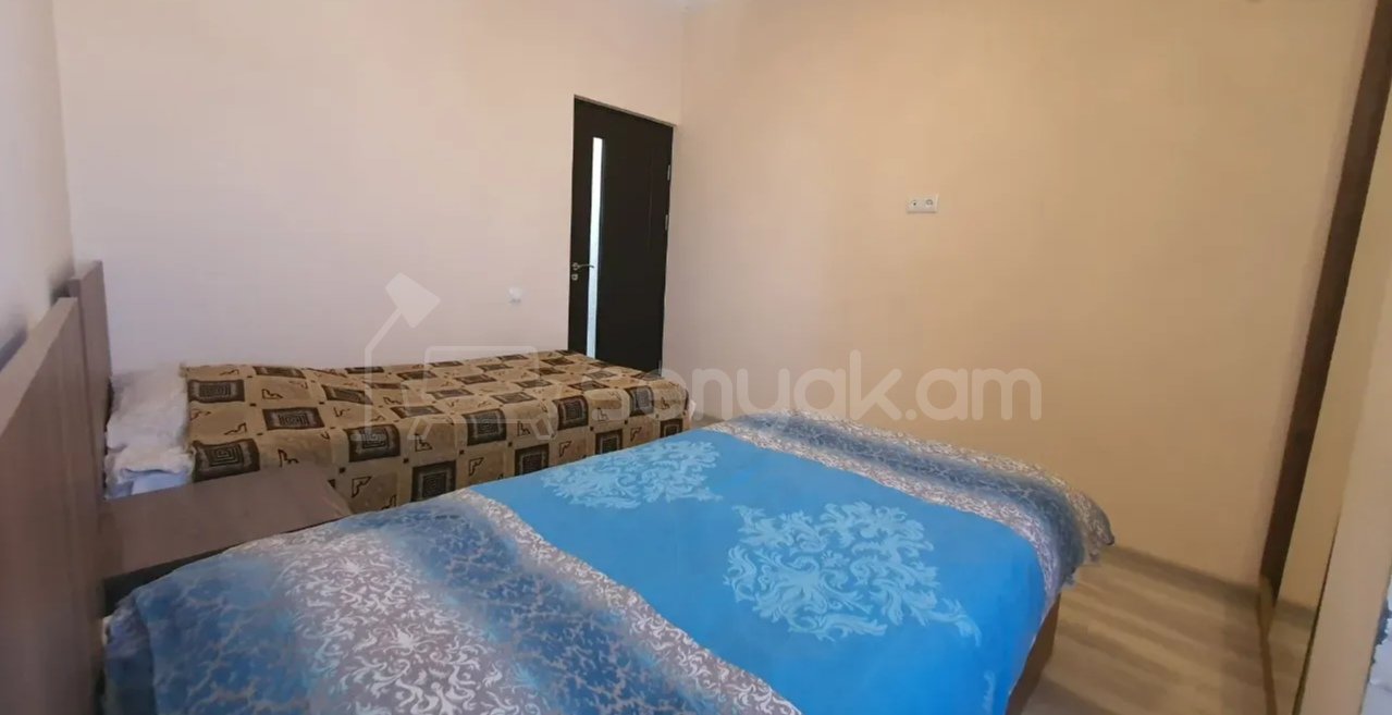 3 Սենյականոց Բնակարան Քարե Շենքում, 70քմ, 3/5 հարկ, Նորմալ Վիճակում, Կահավորված