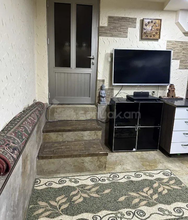 1 Սենյականոց Բնակարան Քարե Շենքում, 32քմ, 1/4 հարկ, Նորմալ Վիճակում, Կահավորված