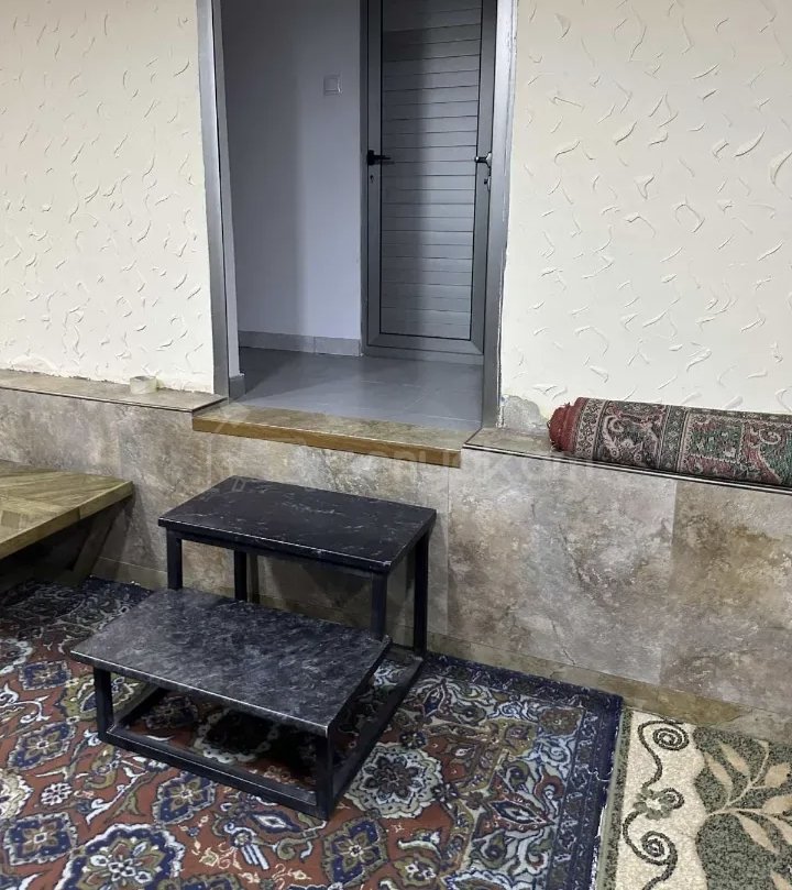 1 Սենյականոց Բնակարան Քարե Շենքում, 32քմ, 1/4 հարկ, Նորմալ Վիճակում, Կահավորված
