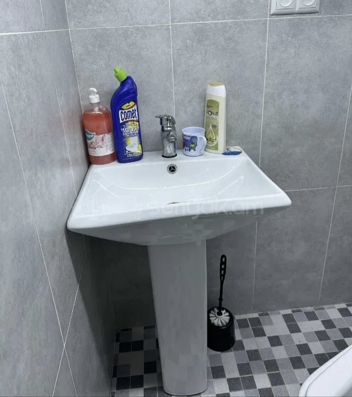 1 Սենյականոց Բնակարան Քարե Շենքում, 32քմ, 1/4 հարկ, Նորմալ Վիճակում, Կահավորված
