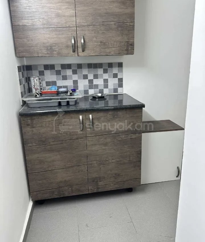 1 Սենյականոց Բնակարան Քարե Շենքում, 32քմ, 1/4 հարկ, Նորմալ Վիճակում, Կահավորված