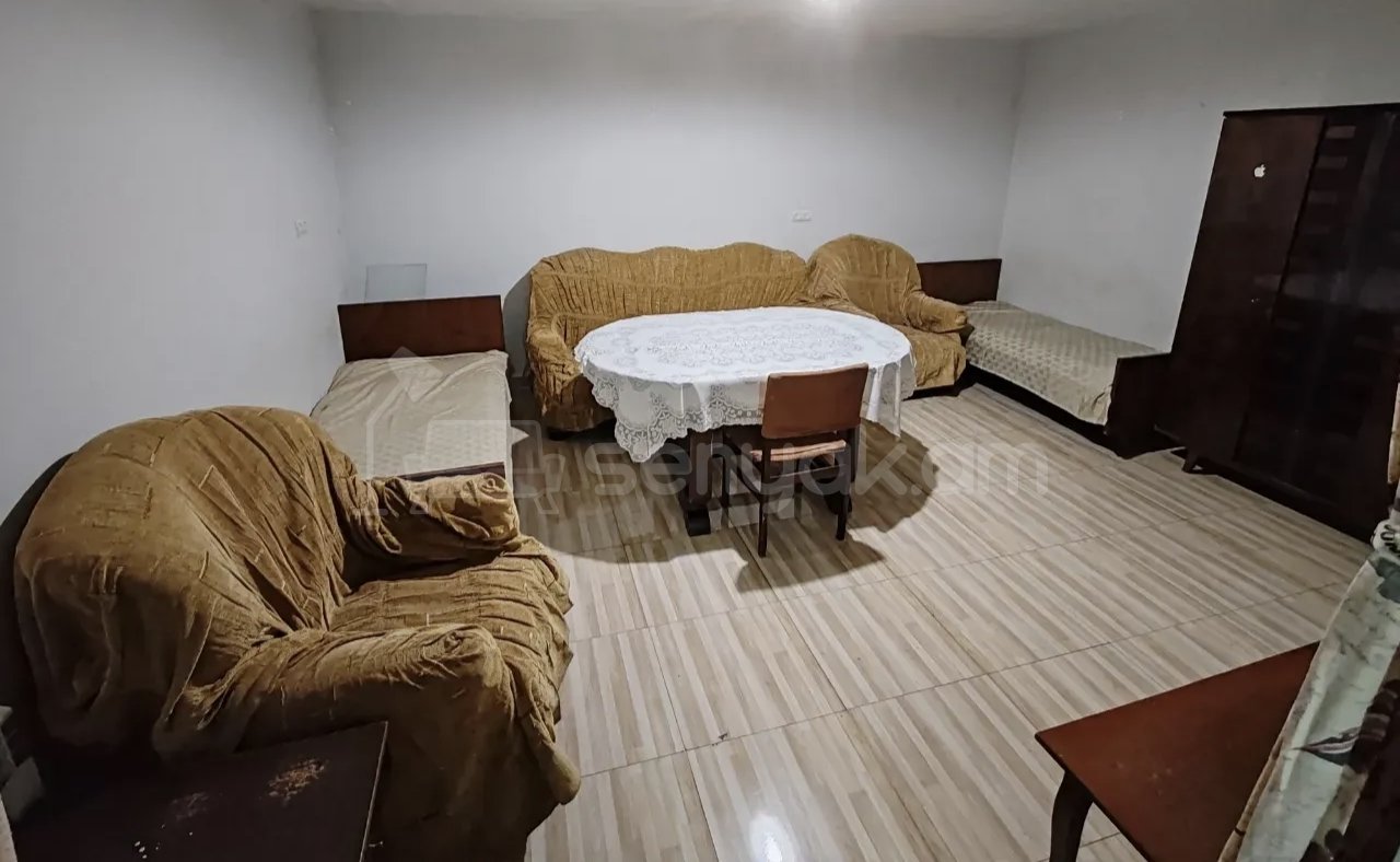 1 Սենյականոց Բնակարան Քարե Շենքում, 38քմ, 1/1 հարկ, Նորմալ Վիճակում, Կահավորված, Արևկող