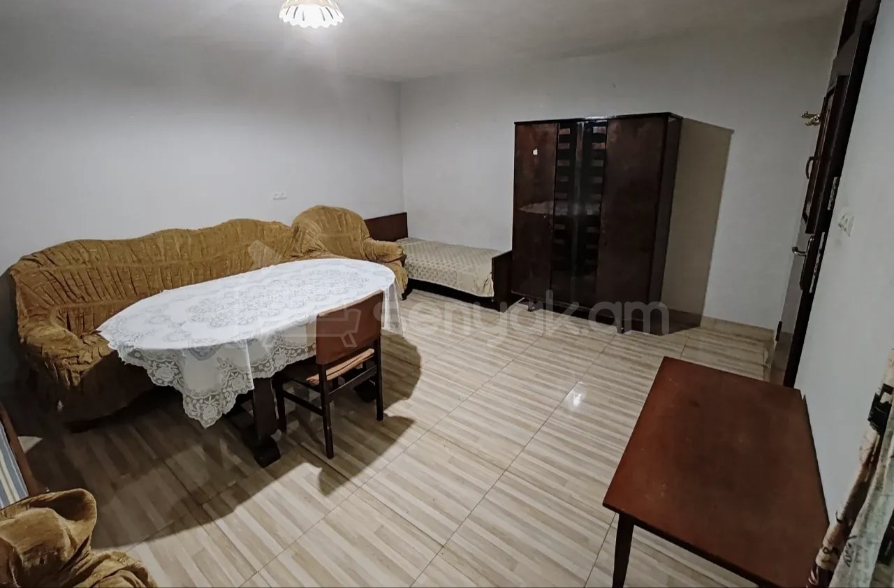 1 Սենյականոց Բնակարան Քարե Շենքում, 38քմ, 1/1 հարկ, Նորմալ Վիճակում, Կահավորված, Արևկող