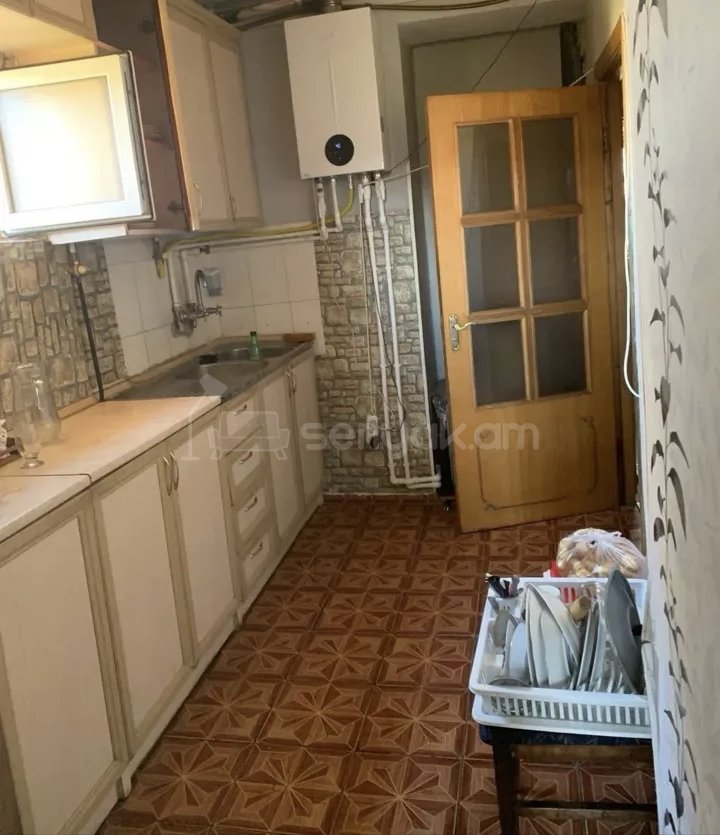 3 Սենյականոց Բնակարան Քարե Շենքում, 77քմ, 3/5 հարկ, Նորմալ Վիճակում, Կահավորված