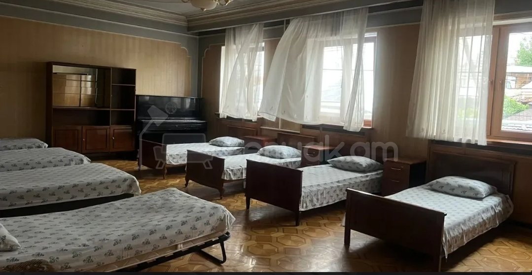 8 Սենյականոց Սեփական Տուն, 950քմ, Նորմալ Վիճակում, Կահավորված, Ավտոտնակով