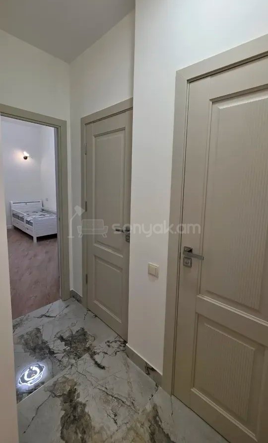 3 Սենյականոց Բնակարան Քարե Շենքում, 71քմ, 4/4 հարկ, Կապիտալ Վերանորոգված