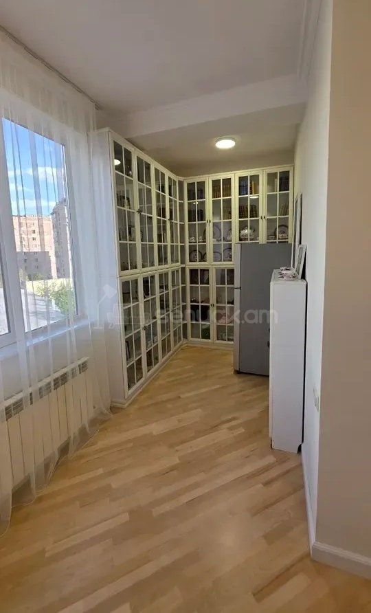 3 Սենյականոց Բնակարան Քարե Շենքում, 71քմ, 4/4 հարկ, Կապիտալ Վերանորոգված