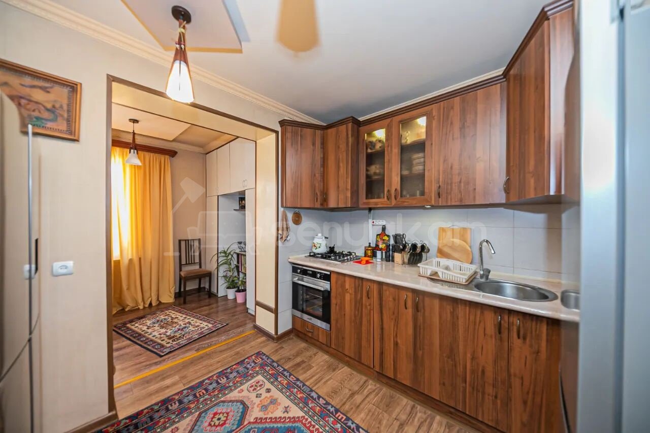 3 Սենյականոց Բնակարան Քարե Շենքում, 95քմ, 5/5 հարկ, Կապիտալ Վերանորոգված