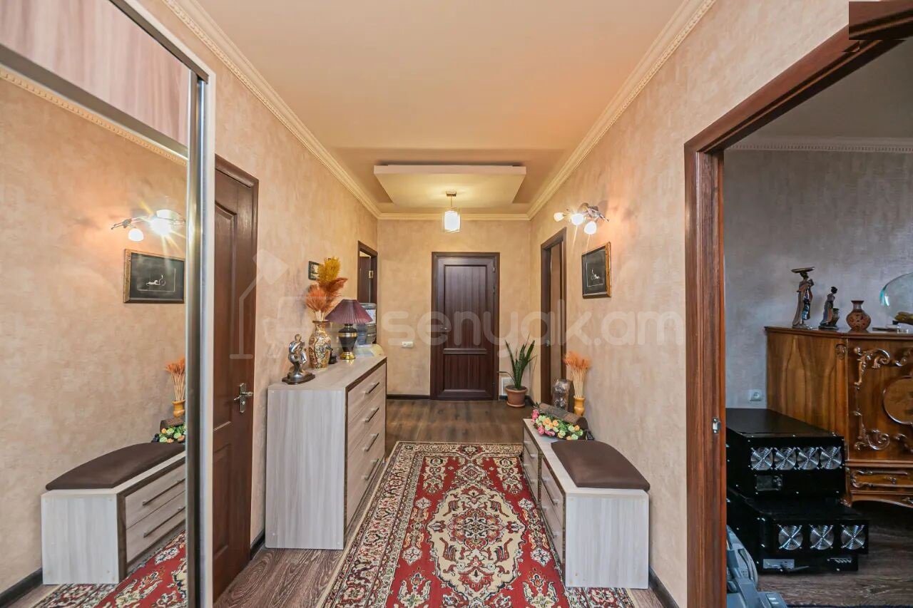 3 Սենյականոց Բնակարան Քարե Շենքում, 95քմ, 5/5 հարկ, Կապիտալ Վերանորոգված