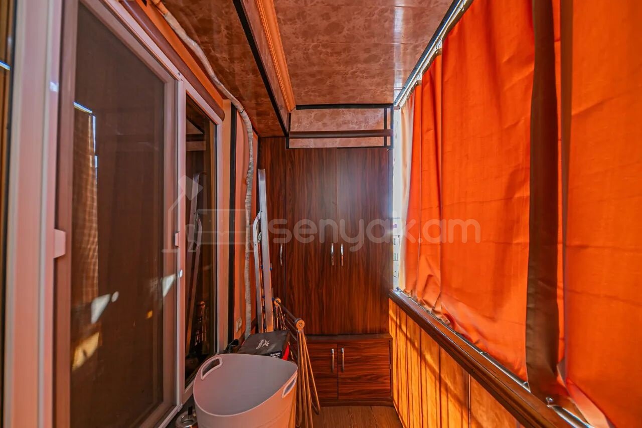 3 Սենյականոց Բնակարան Քարե Շենքում, 95քմ, 5/5 հարկ, Կապիտալ Վերանորոգված