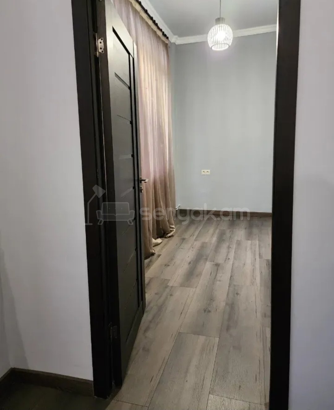 4 Սենյականոց Բնակարան Քարե Շենքում, 120քմ, 4/5 հարկ, Կապիտալ Վերանորոգված, Կահավորված