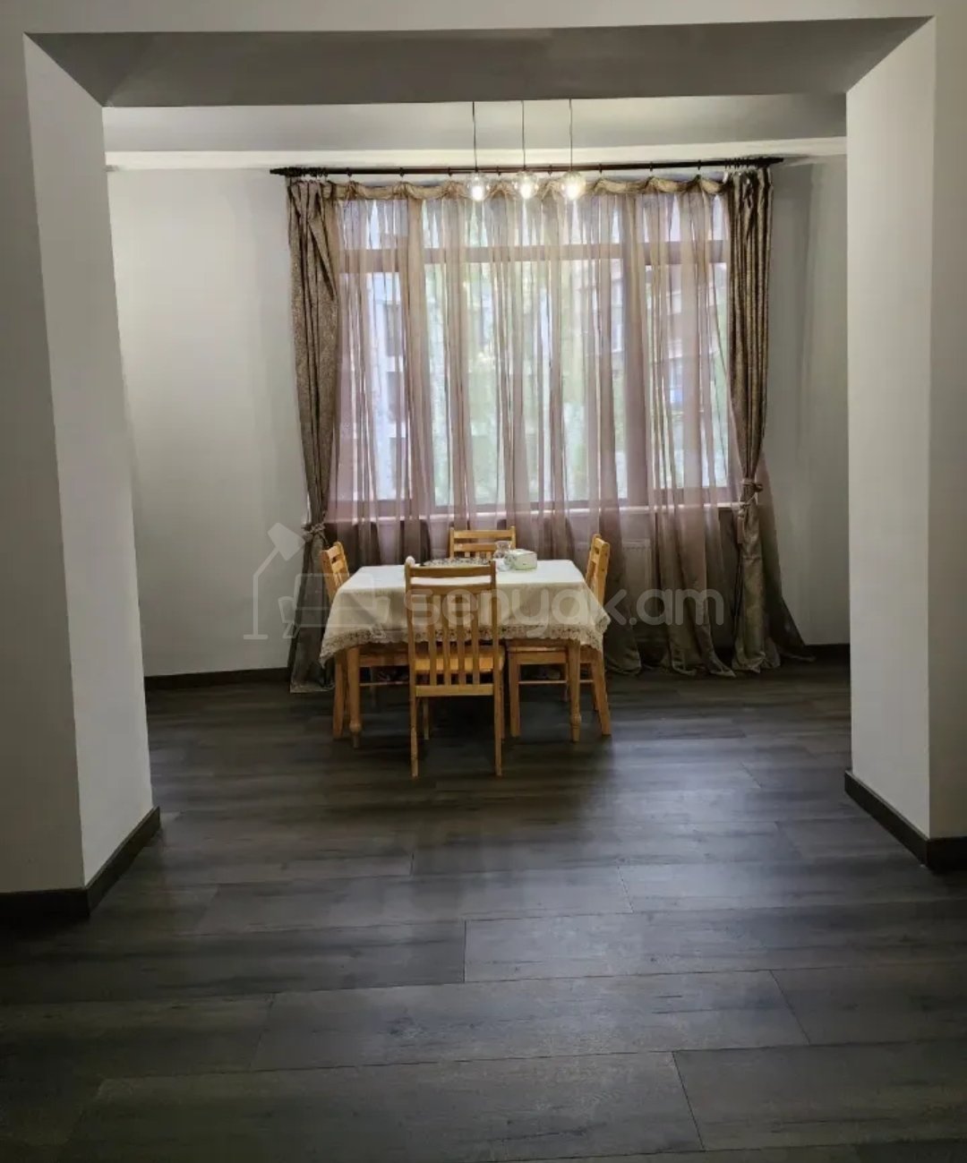 4 Սենյականոց Բնակարան Քարե Շենքում, 120քմ, 4/5 հարկ, Կապիտալ Վերանորոգված, Կահավորված