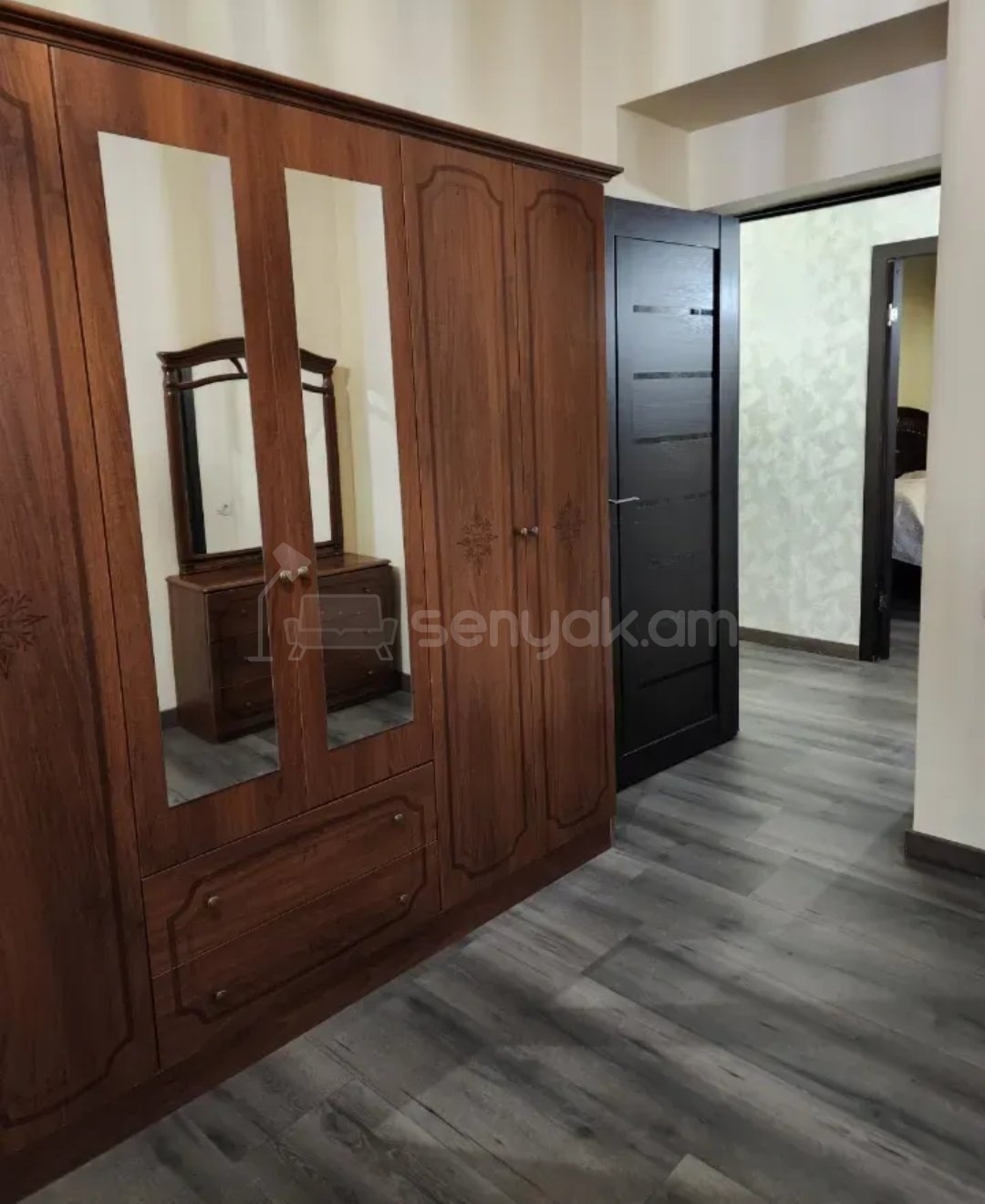 4 Սենյականոց Բնակարան Քարե Շենքում, 120քմ, 4/5 հարկ, Կապիտալ Վերանորոգված, Կահավորված