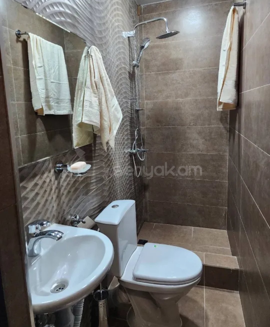 4 Սենյականոց Բնակարան Քարե Շենքում, 120քմ, 4/5 հարկ, Կապիտալ Վերանորոգված, Կահավորված