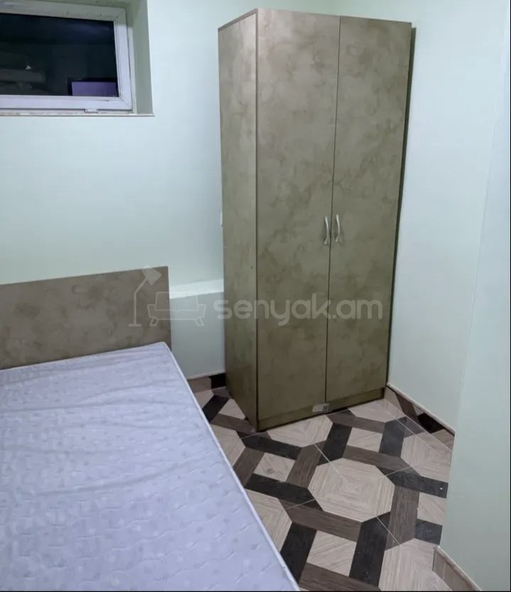 1 Սենյականոց Բնակարան Քարե Շենքում, 45քմ, 1/4 հարկ, Նորմալ Վիճակում, Կահավորված