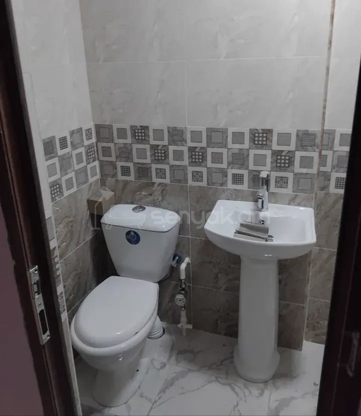 1 Սենյականոց Բնակարան Քարե Շենքում, 45քմ, 1/4 հարկ, Նորմալ Վիճակում, Կահավորված