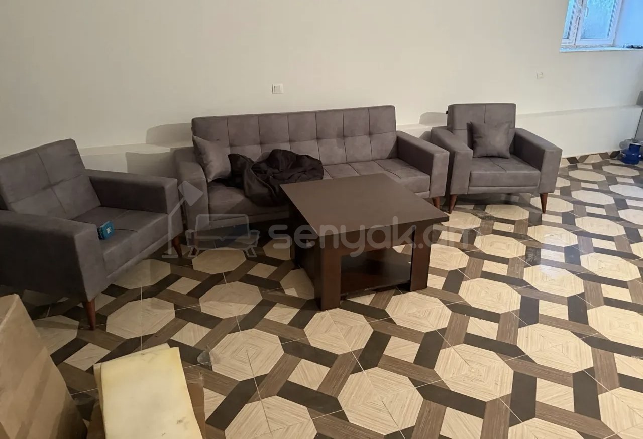 1 Սենյականոց Բնակարան Քարե Շենքում, 45քմ, 1/4 հարկ, Նորմալ Վիճակում, Կահավորված