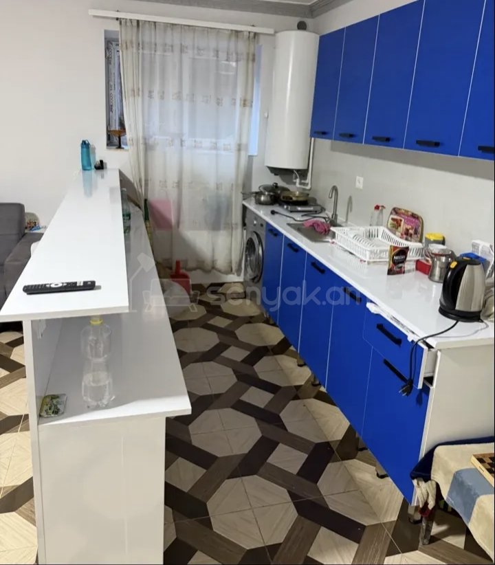 1 Սենյականոց Բնակարան Քարե Շենքում, 45քմ, 1/4 հարկ, Նորմալ Վիճակում, Կահավորված