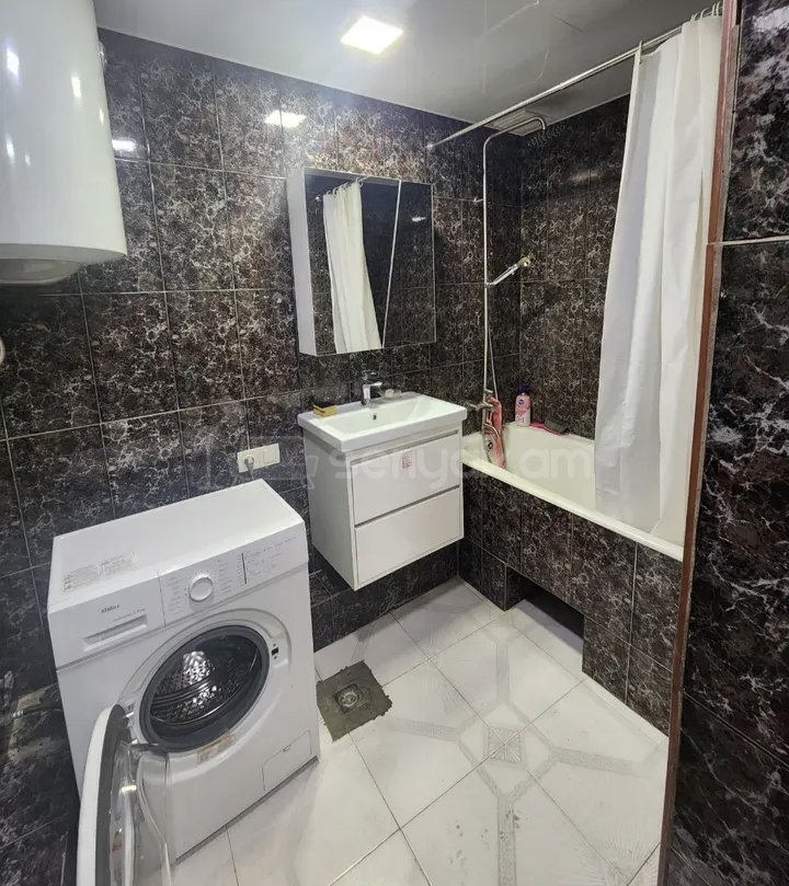 1 Սենյականոց Բնակարան Քարե Շենքում, 52քմ, 3/5 հարկ, Նորմալ Վիճակում, Կահավորված