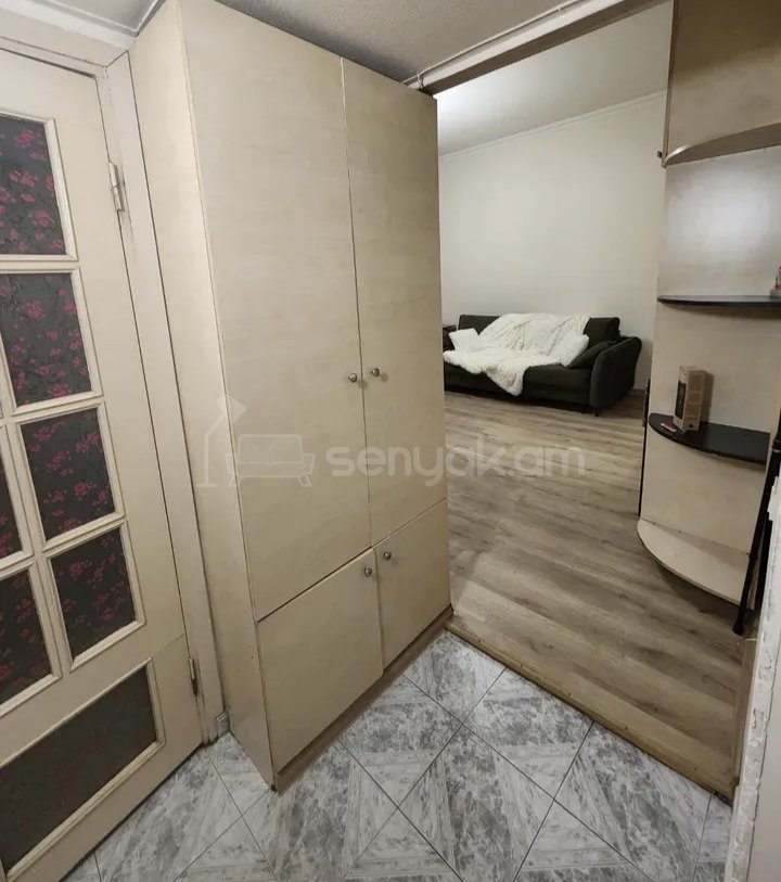 1 Սենյականոց Բնակարան Քարե Շենքում, 52քմ, 3/5 հարկ, Նորմալ Վիճակում, Կահավորված