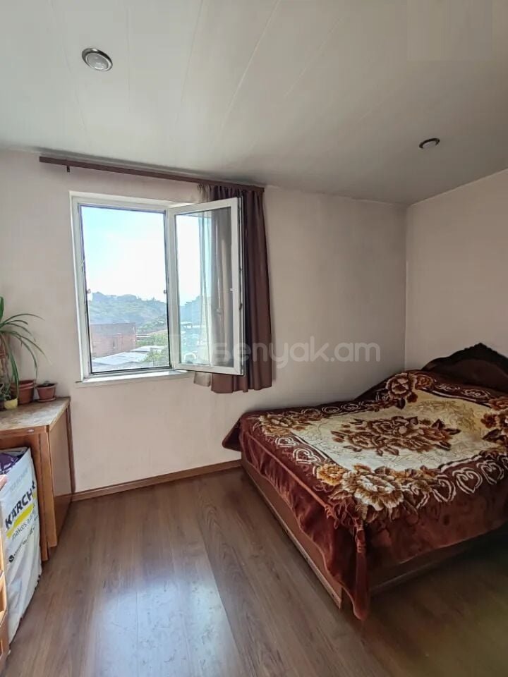 3 Սենյականոց Բնակարան Քարե Շենքում, 72քմ, 4/5 հարկ, Նորմալ Վիճակում