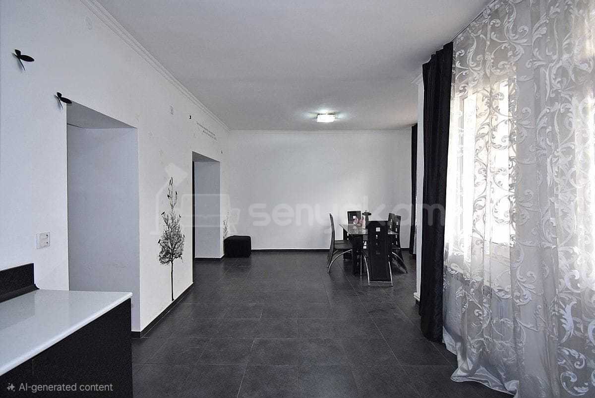 3 Սենյականոց Բնակարան Քարե Շենքում, 105քմ, 5/5 հարկ, Կապիտալ Վերանորոգված