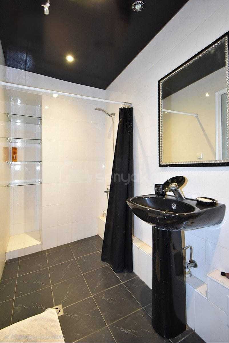 3 Սենյականոց Բնակարան Քարե Շենքում, 105քմ, 5/5 հարկ, Կապիտալ Վերանորոգված