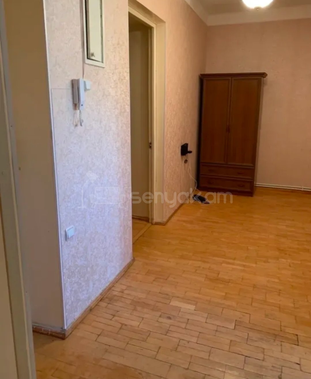 3 Սենյականոց Բնակարան Քարե Շենքում, 82քմ, 2/5 հարկ, Նորմալ Վիճակում, Մասամբ Կահավորված, Արևկող