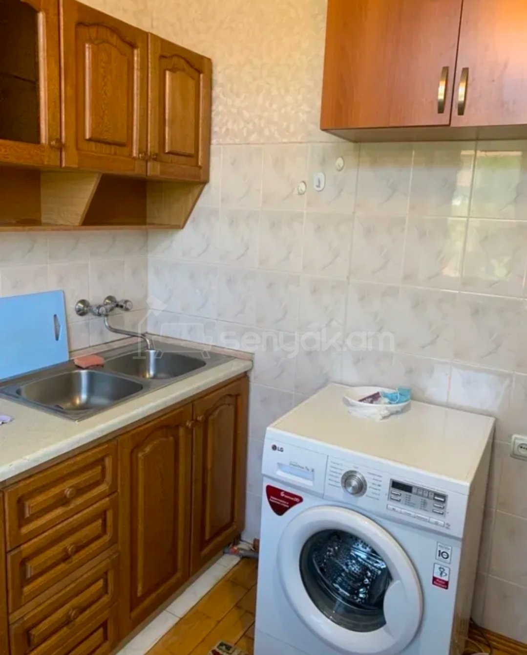 3 Սենյականոց Բնակարան Քարե Շենքում, 82քմ, 2/5 հարկ, Նորմալ Վիճակում, Մասամբ Կահավորված, Արևկող