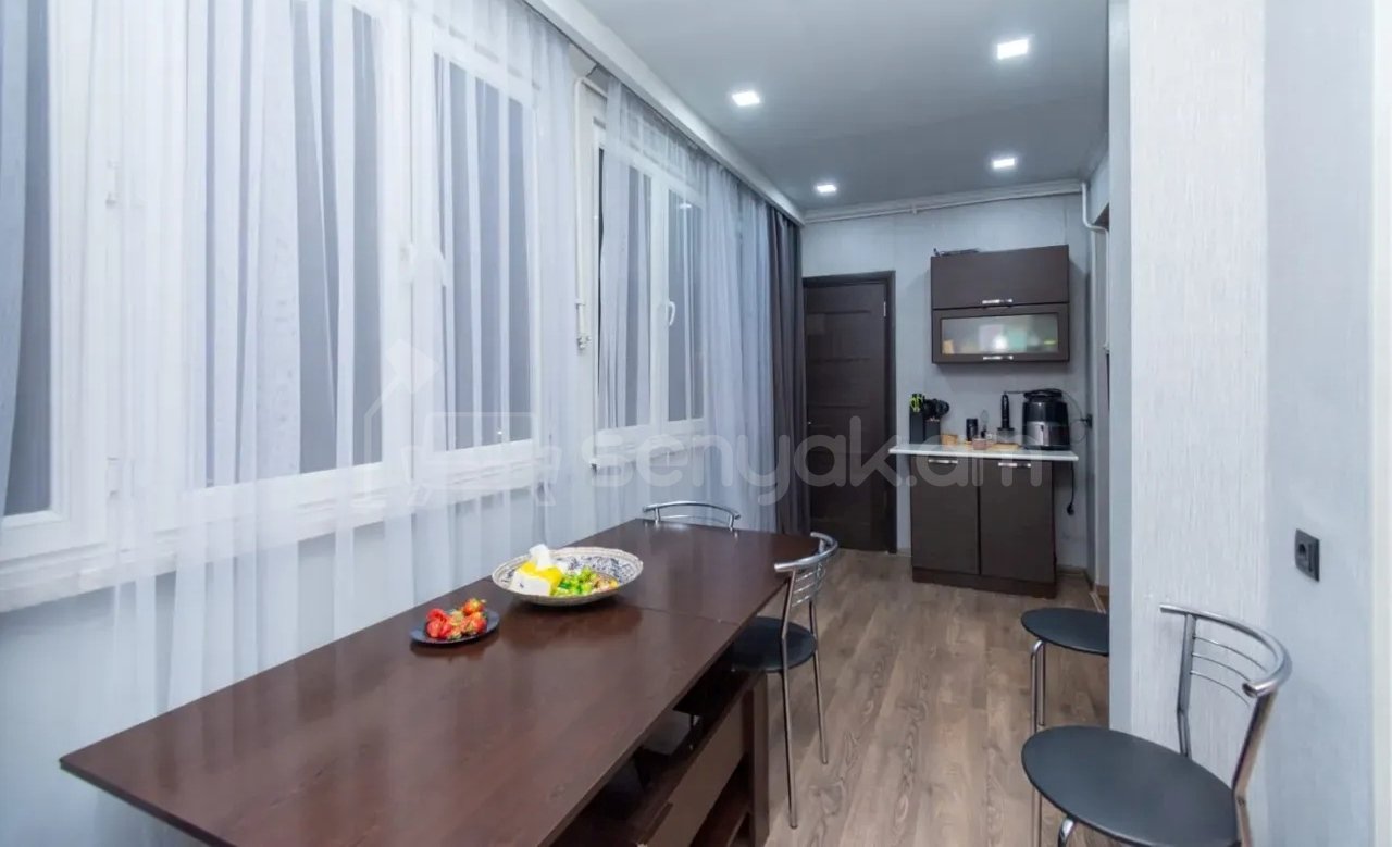 3 Սենյականոց Բնակարան Քարե Շենքում, 60քմ, 3/4 հարկ, Կապիտալ Վերանորոգված