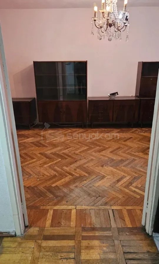 3 Սենյականոց Բնակարան Քարե Շենքում, 90քմ, 4/9 հարկ, Նորմալ Վիճակում, Կահավորված