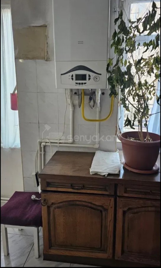 3 Սենյականոց Բնակարան Քարե Շենքում, 90քմ, 4/9 հարկ, Նորմալ Վիճակում, Կահավորված